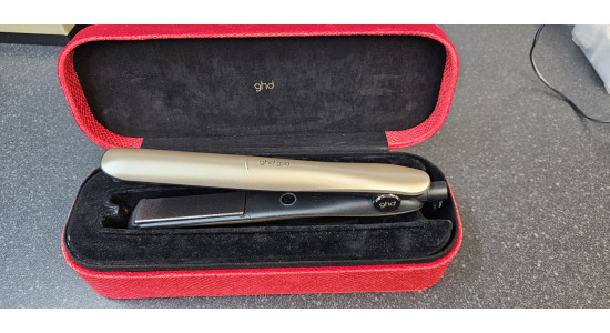 GHD Gold Grand Luxe. As New. Velvet Vanity Case. Champagne Gold Limited Edition.